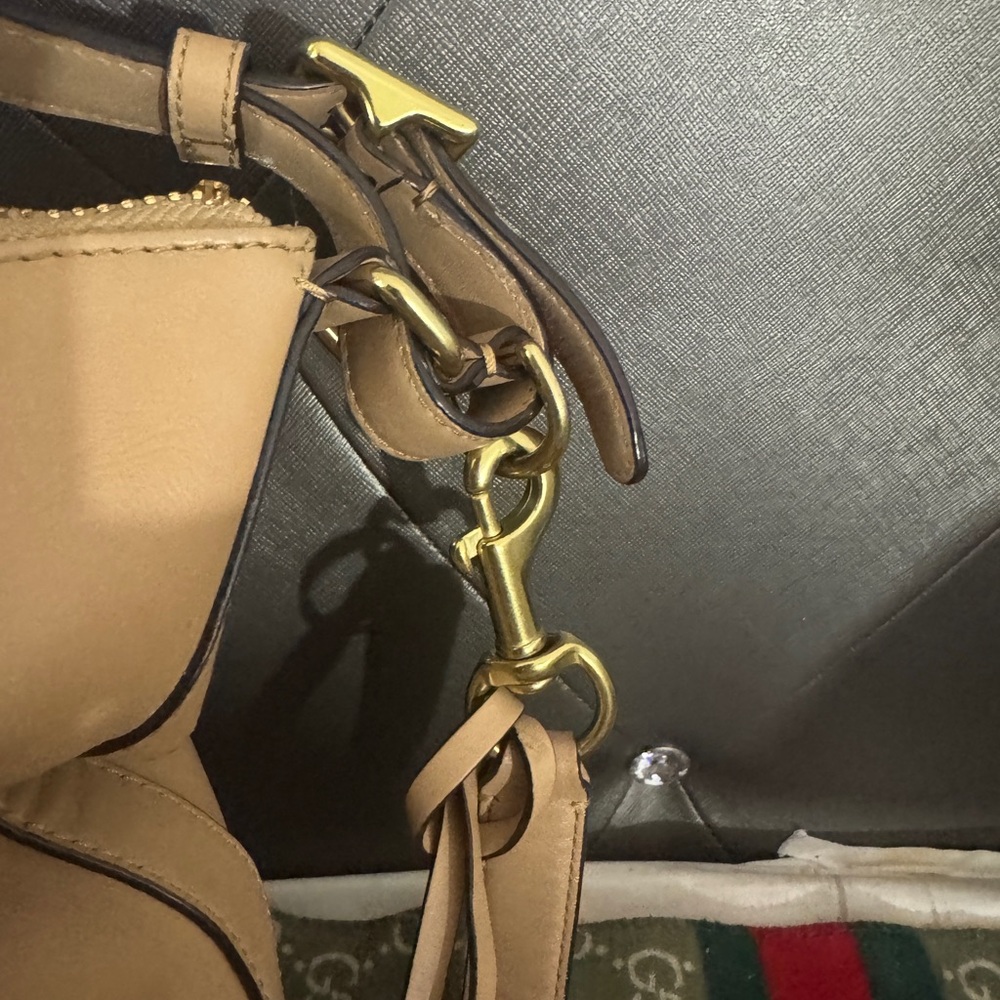 Coach Tan Leather Shoulder Bag with Gold Hardware - Picture 4 of 10